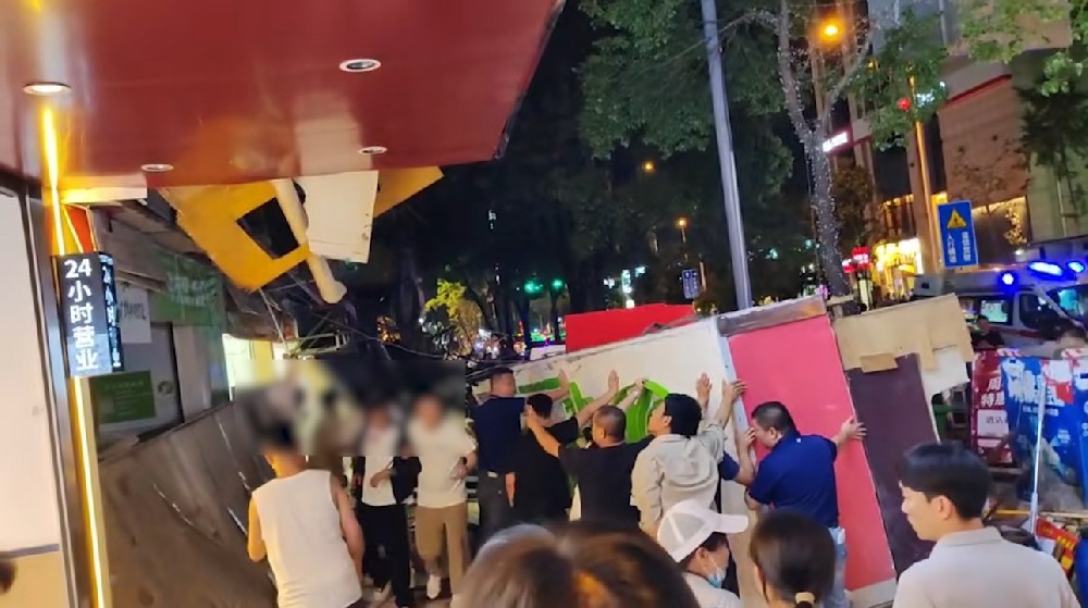廣告牌掉落砸到人誰的責任